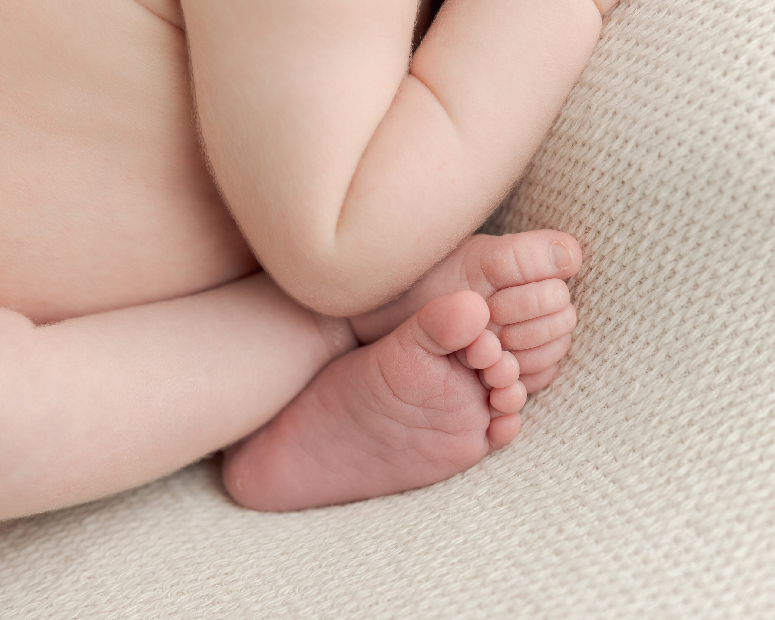 newborn baby details of elbow and toes